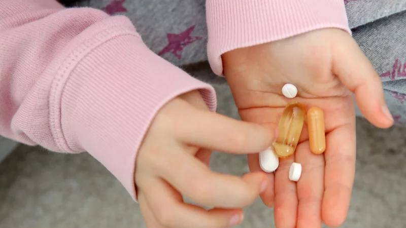 Riskante Neugier: Medikamente sollten nicht in Griffweite von Kindern abgelegt werden. - © Mascha Brichta/dpa-tmn