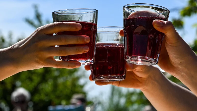 Mit bis zu 22 Gramm Zucker pro Glas enth&auml;lt Kindersekt mehr Zucker als viele Softdrinks. - &copy; Jens Kalaene/dpa/dpa-tmn