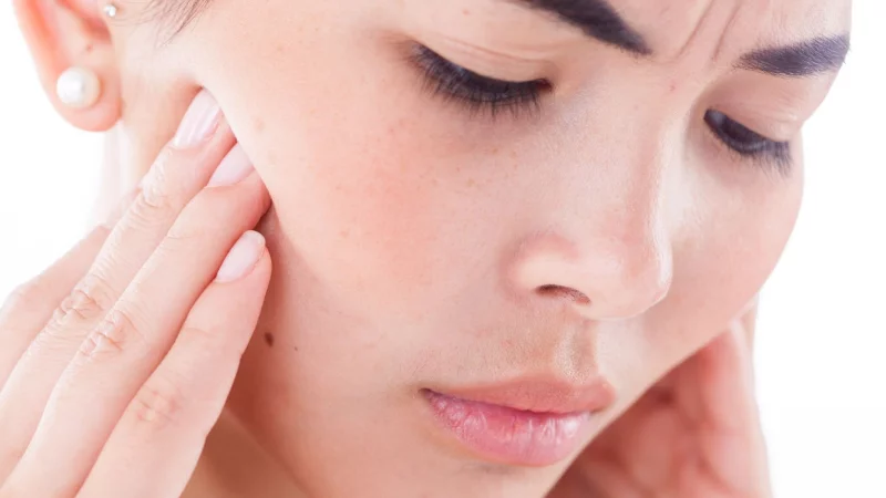 Druck im Oberkiefer: Treten bei einer Erk&auml;ltung Zahnschmerzen auf, kann es sich um eine Nasennebenh&ouml;hlenentz&uuml;ndung handeln. - &copy; Christin Klose/dpa-tmn