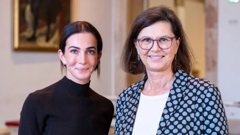 Landtagspräsidentin Ilse Aigner (r) zeigt sich begeistert von ihrer Praktikantin Lisa Müller. - © Lennart Preiss/dpa