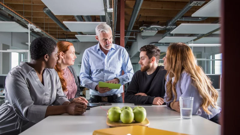 Wie geht das Teammeeting aus? Wer glaubt, alles beeinflussen zu k&ouml;nnen, hat oft ein &uuml;berzogenes Verantwortungsgef&uuml;hl. - &copy; Christin Klose/dpa-tmn