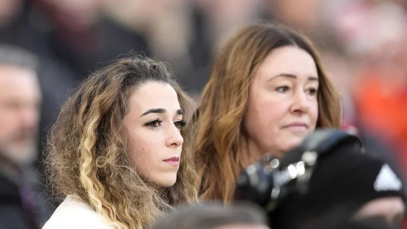Rute Cardoso (l.), Witwe von Ex-Liverpool-Star Diogo Jota, war am Samstag im Stadion. - &copy; Peter Byrne/PA Wire/dpa
