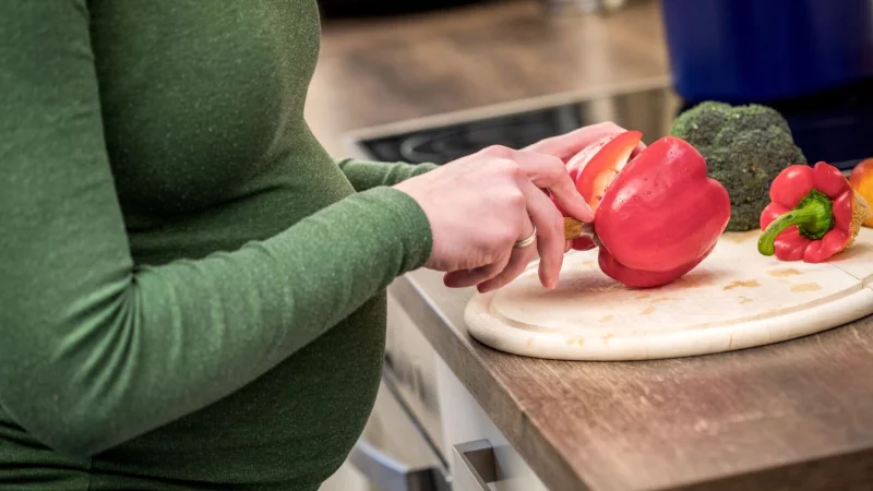 Bei der Erstellung von Ernährungsplänen für Schwangere schneiden KI-Assistenten nicht gut ab. - © Christin Klose/dpa-tmn