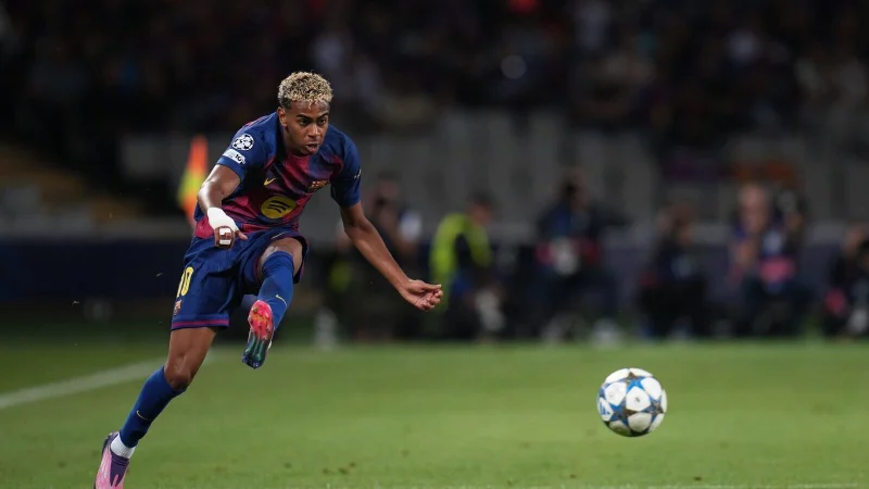 Lamine Yamal darf verletzungsbedingt vorerst nicht spielen. - © Emilio Morenatti/AP/dpa