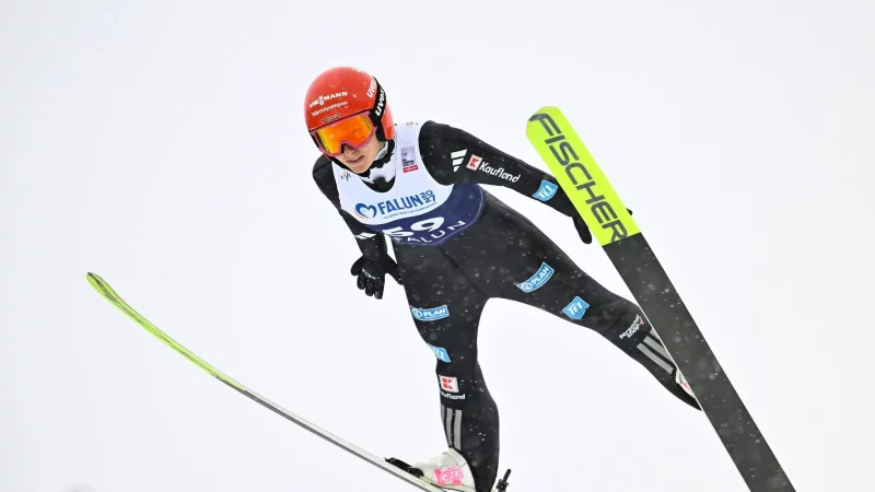 Schmid springt im schwedischen Falun. - © Fredrik Sandberg/TT News Agency via AP/dpa