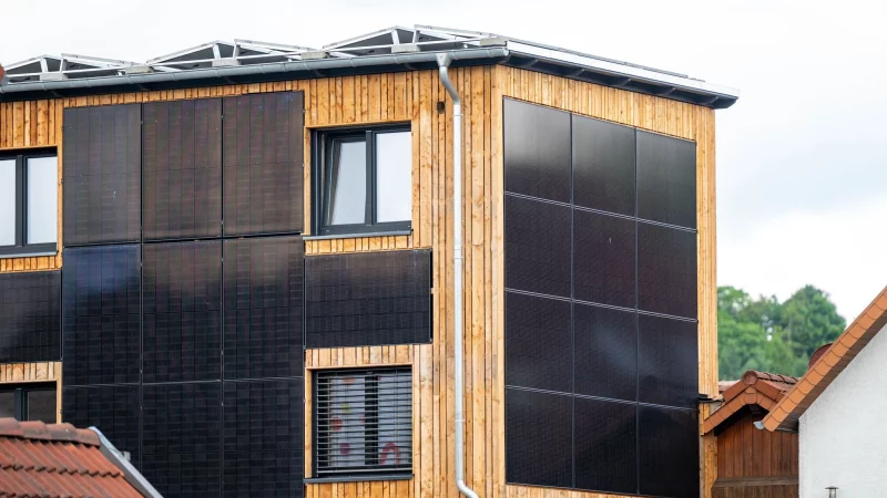 Energie im Geb&auml;ude einsparen: Solarpaneele sind nur ein Aspekt beim klimagerechten Bauen. - &copy; David Inderlied/dpa/dpa-tmn