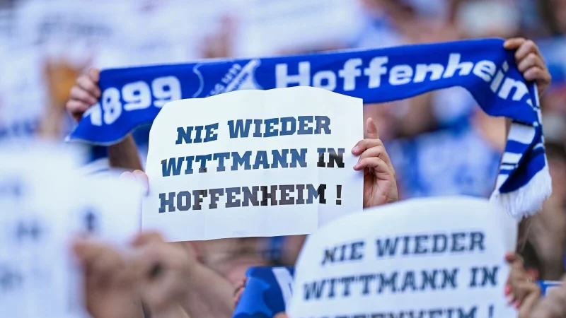 Fans der TSG Hoffenheim protestieren gegen den Einfluss von Spielerberater Roger Wittmann - © Uwe Anspach/dpa