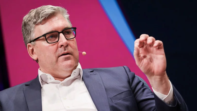 Eintracht-Boss Axel Hellmann: Wegen der Frauen-Bundesliga auf Konfrontationskurs mit dem DFB. - © Christian Charisius/dpa