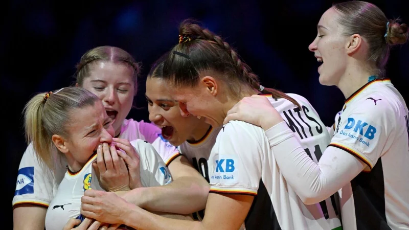 Die deutschen Handballerinnen feiern WM-Silber. - &copy; Federico Gambarini/dpa