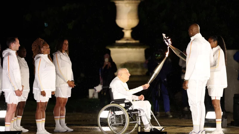 Charles Coste (M), der &auml;lteste Olympiasieger der Welt, ist im Alter von 101 Jahren gestorben. - &copy; Jan Woitas/dpa-Pool/dpa