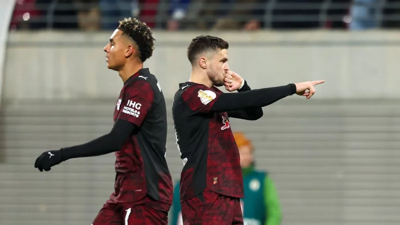 Leipzigs Spieler um Christoph Baumgartner (r, RB Leipzig) und Antonio Nusa (RB Leipzig) jubeln nach dem Treffer zum 2:1. - © Jan Woitas/dpa