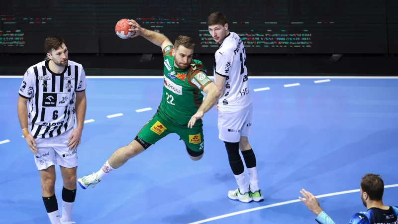 Magdeburgs Lukas Mertens kommt gegen die Kieler Abwehr frei zum Wurf. - &copy; Ronny Hartmann/dpa-Zentralbild/dpa