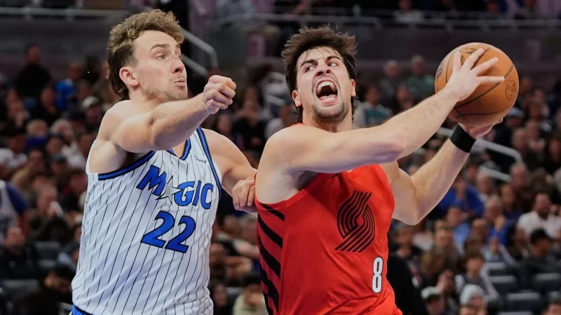 Franz Wagner (links) lieferte am Ende den Pass zum entscheidenden Korb der Partie. - &copy; John Raoux/AP/dpa