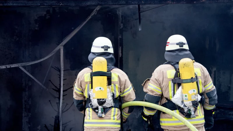 Damit es gar nicht erst zu einem Brand kommt - offenes Feuer nie unbeaufsichtigt lassen und Elektroger&auml;te nicht laden, w&auml;hrend man schl&auml;ft. - &copy; Zacharie Scheurer/dpa-tmn