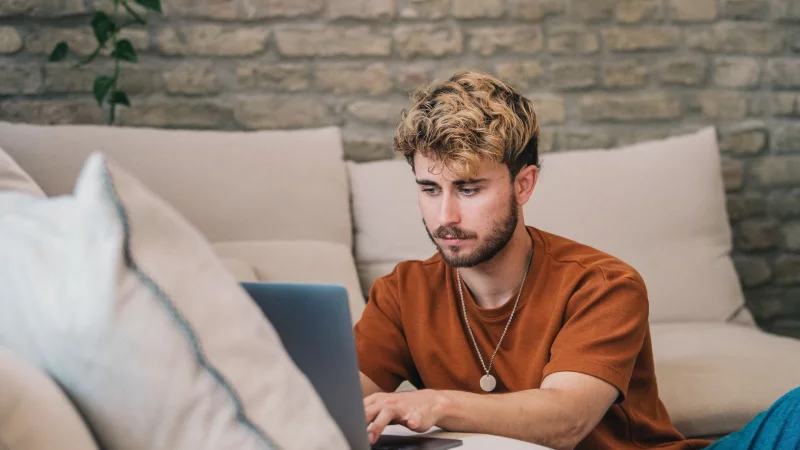 Auch wenn es &Uuml;berwindung kosten mag: Mit der Organisation des eigenen digitalen Nachlasses beginnt man besser fr&uuml;her als sp&auml;ter. - &copy; Zacharie Scheurer/dpa-tmn