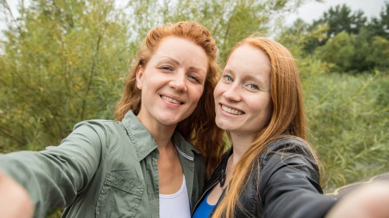 Aus den Augen verloren und nach Jahren wiedergefunden. Es klappt in rund jedem dritten Fall, dass man eine alte Freundschaft wiederbelebt, so der Test eines Freundschaftsexperten. - &copy; Christin Klose/dpa-tmn