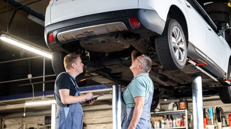 Generationen&uuml;bergreifende Zusammenarbeit in der Automontage: W&auml;hrend oft von Konflikten zwischen Jung und Alt die Rede ist, zeigt die Realit&auml;t am Arbeitsplatz ein anderes Bild. - &copy; Benjamin Nolte/dpa-tmn