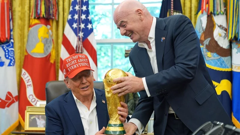 US-Präsident Donald Trump hat einen engen Draht zu FIFA-Chef Infantino. (Archivbild) - © Jacquelyn Martin/AP/dpa