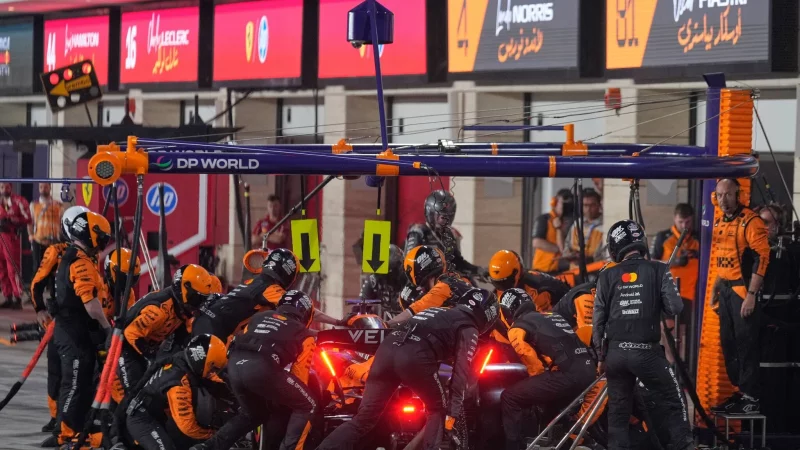 Die Lampen brennen in bisschen bei McLaren. - © Altaf Qadri/AP POOL/AP/dpa