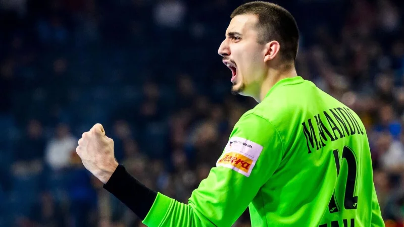 Magdeburgs Torwart Matej Mandic wurde nach der Pause zum Rückhalt. (Archivbild) - © Tom Weller/dpa