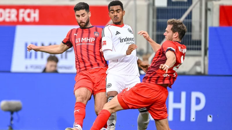 Die Heidenheimer Defensive um Tim Siersleben hatte viel zu tun. - &copy; Harry Langer/dpa