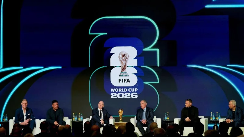 Im Kreise von Fußball-Legenden wie Ronaldo (Zweiter von links) präsentierte FIFA-Chef Infantino (Dritter von links) den Spielplan. (Archivbild) - © Chris Carlson/AP/dpa