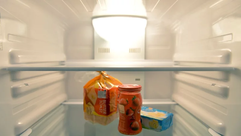 Lebensmittel in der Ferienunterkunft für die Nächsten zurücklassen? Eine Umfrage zeigt, wie oft sie dann doch im Müll landen. - © Marc Tirl/dpa-Zentralbild/dpa-tmn