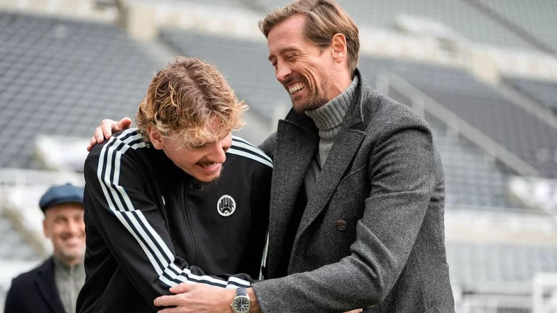 &laquo;Crouchy&raquo; trifft &laquo;Crouchy&raquo;: Nick Woltemade und Ex-St&uuml;rmerstar Peter Crouch verstanden sich beim ersten Aufeinandertreffen blendend. - &copy; News Images/News Images via ZUMA Press Wire/dpa