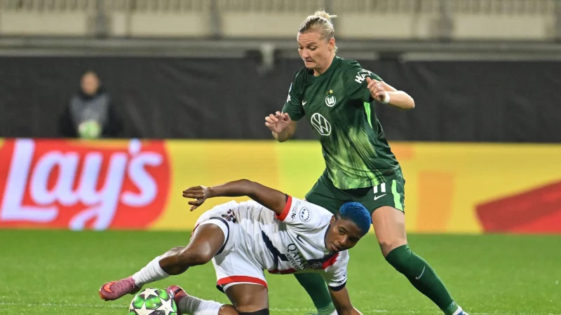 Voller Einsatz für den VfL Wolfsburg: Alexandra Popp (r). - © Swen Pförtner/dpa