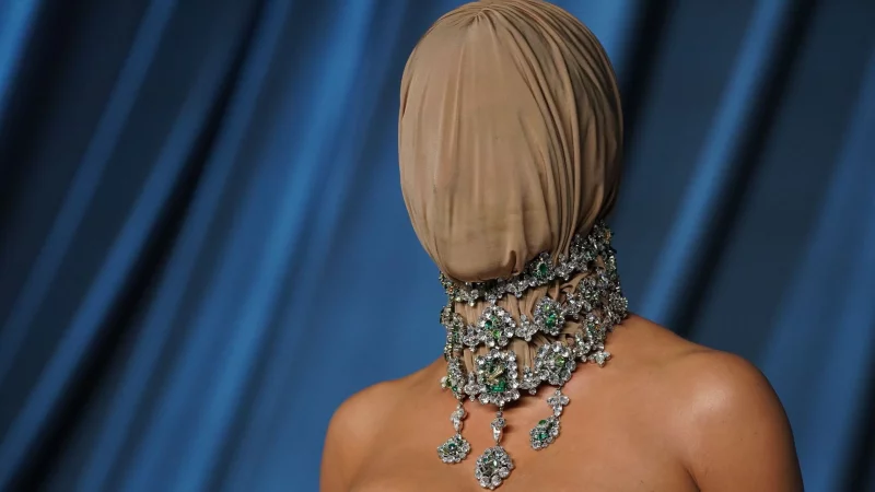 Kim Kardashian kam mit verhülltem Kopf zur Academy Museum Gala in Los Angeles. - © Jordan Strauss/Invision/AP/dpa