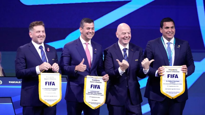 Gianni Infantino (2. von rechts) mit den Verbandsbossen der WM-Gastgeber S&uuml;damerikas - &copy; Fernando Calistro/AP/dpa