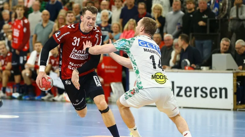 Emil Jakobsen (SG Flensburg-Handewitt, l) im Zweikampf mit Omar Ingi Magnusson (SC Magdeburg). - &copy; Michael Hundt/dpa