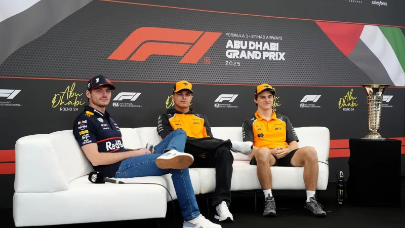 Die drei WM-Rivalen und der Pokal der Begierde. - © David Davies/PA Wire/dpa