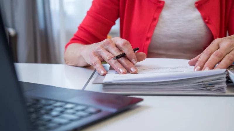 Unterlagen checken lohnt sich: Riester-Zulagen müssen meist aktiv beantragt werden. - © Christin Klose/dpa-tmn