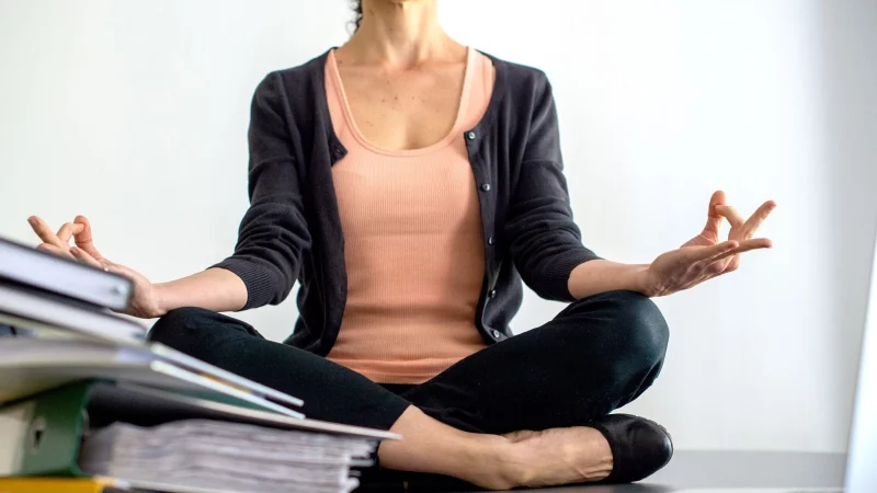 Aktiv gegen Stress im Job: Haltungswechsel, Bewegung oder bewusste Ruhephasen können die eigene Gesundheit unterstützen. - © Klaus-Dietmar Gabbert/dpa-tmn