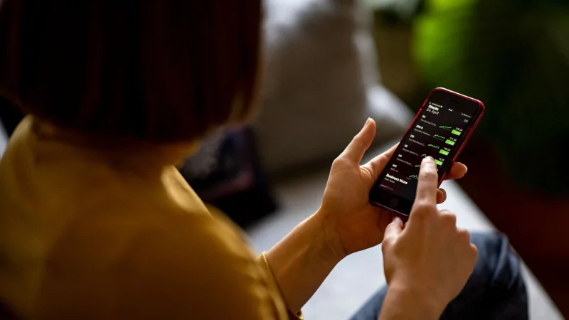 Aktien und Fonds g&uuml;nstig kaufen und verkaufen? Damit werben einige Depotanbieter. - &copy; Fabian Sommer/dpa/dpa-tmn