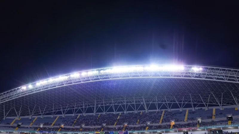 Kurz vor dem Anpfiff im Nationalstadion von Costa Rica informieren Polizisten einen Nationalspieler über eine Unterhaltsklage gegen ihn. (Archivbild) - © Daniela Porcelli/Zuma Press/dpa