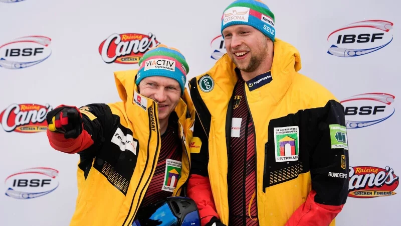 Francesco Friedrich (l) und Alexander Sch&uuml;ller aus Deutschland gewinnen erstmals in diesem Olympia-Winter im Zweierbob-Weltcup. (Archivbild) - &copy; Julia Demaree Nikhinson/AP/dpa