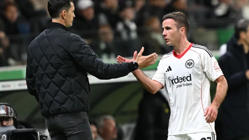 Hat das Haar wieder sch&ouml;n: Fu&szlig;ball-Star Mario G&ouml;tze (r./Archivfoto) - &copy; Arne Dedert/dpa