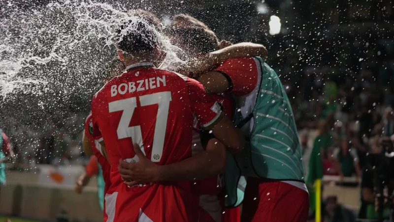 Beim Jubel der Mainzer &uuml;ber das 1:0 gegen Omonia Nikosia warfen Fans der Gastgeber Becher Richtung FSV-Profis. - &copy; Petros Karadjias/AP/dpa