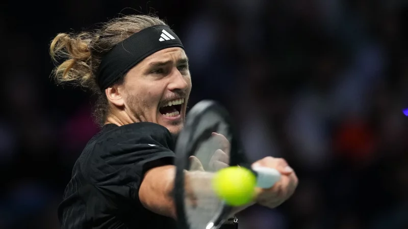 Gegen Jannik Sinner ist Tennisprofi Alexander Zverev chancenlos. - &copy; Christophe Ena/AP/dpa