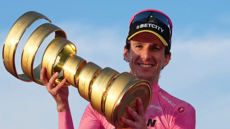 Gewann 2026 den Giro d\\\'Italia: Simon Yates (Archivbild) - © Gian Mattia D\\\'Alberto/LaPresse/AP/dpa