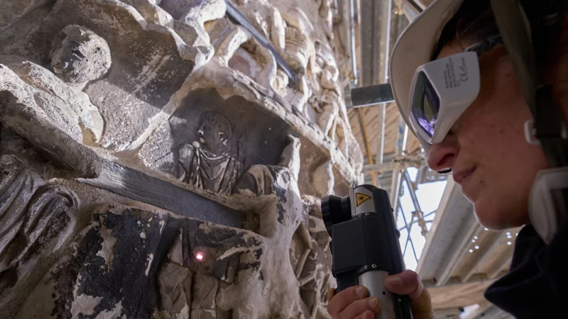 Etwa 40 Jahre ist die letzte Restaurierung der S&auml;ule her. - &copy; Domenico Stinellis/AP/dpa