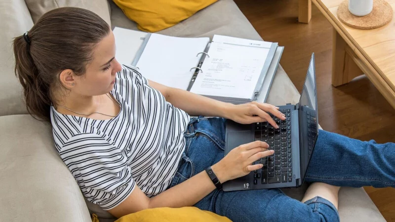 Papierkram ade: Ab 2026 schicken private Krankenversicherer ihre Bescheinigungen zur Vorlage beim Arbeitgeber nur noch digital. - &copy; Christin Klose/dpa-tmn