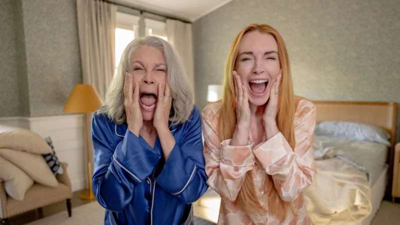 Jamie Lee Curtis als Tess Coleman und Lindsay Lohan als Anna Coleman in Disneys "Freakier Friday". - &copy; Glen Wilson/Disney Enterprises/dpa