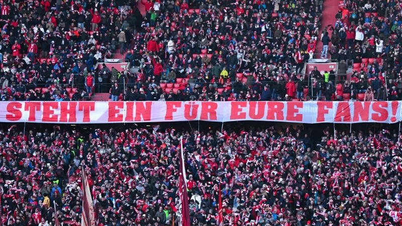 Ein Fan-Plakat in der M&uuml;nchner Arena. - &copy; Sven Hoppe/dpa
