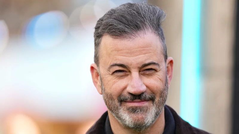 Jimmy Kimmel verlängert seinen Vertrag für den gleichnamigen Late-Night-Talk (Archivbild). - © Scott A Garfitt/Invision/dpa