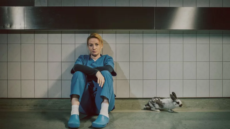 Gerichtsmedizinern Theresa Wolff (Nina Gummich) kommt in ihrem letzten Fall ins Grübeln. - © Adrian Gross/ZDF/dpa