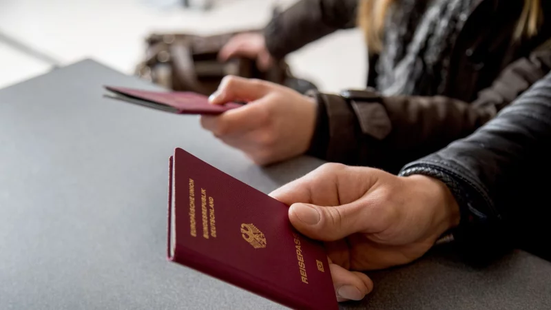 Werden Touristen bei der Einreise in die USA bald zur Offenlegung ihrer Social-Media-Konten verpflichtet? Das schl&auml;gt zumindest die US-Grenzschutzbeh&ouml;rde CBP vor. - &copy; Christin Klose/dpa-tmn