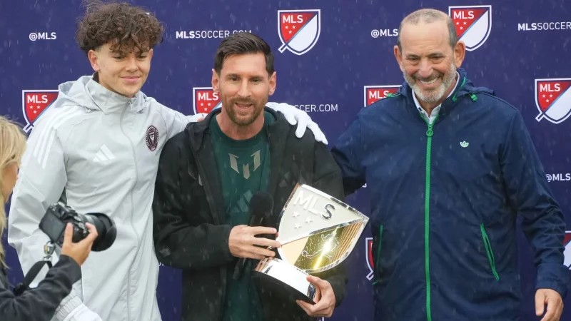 Lionel Messi (Mitte) ist zum MVP der Major League Soccer gewählt worden. - © Marta Lavandier/AP/dpa